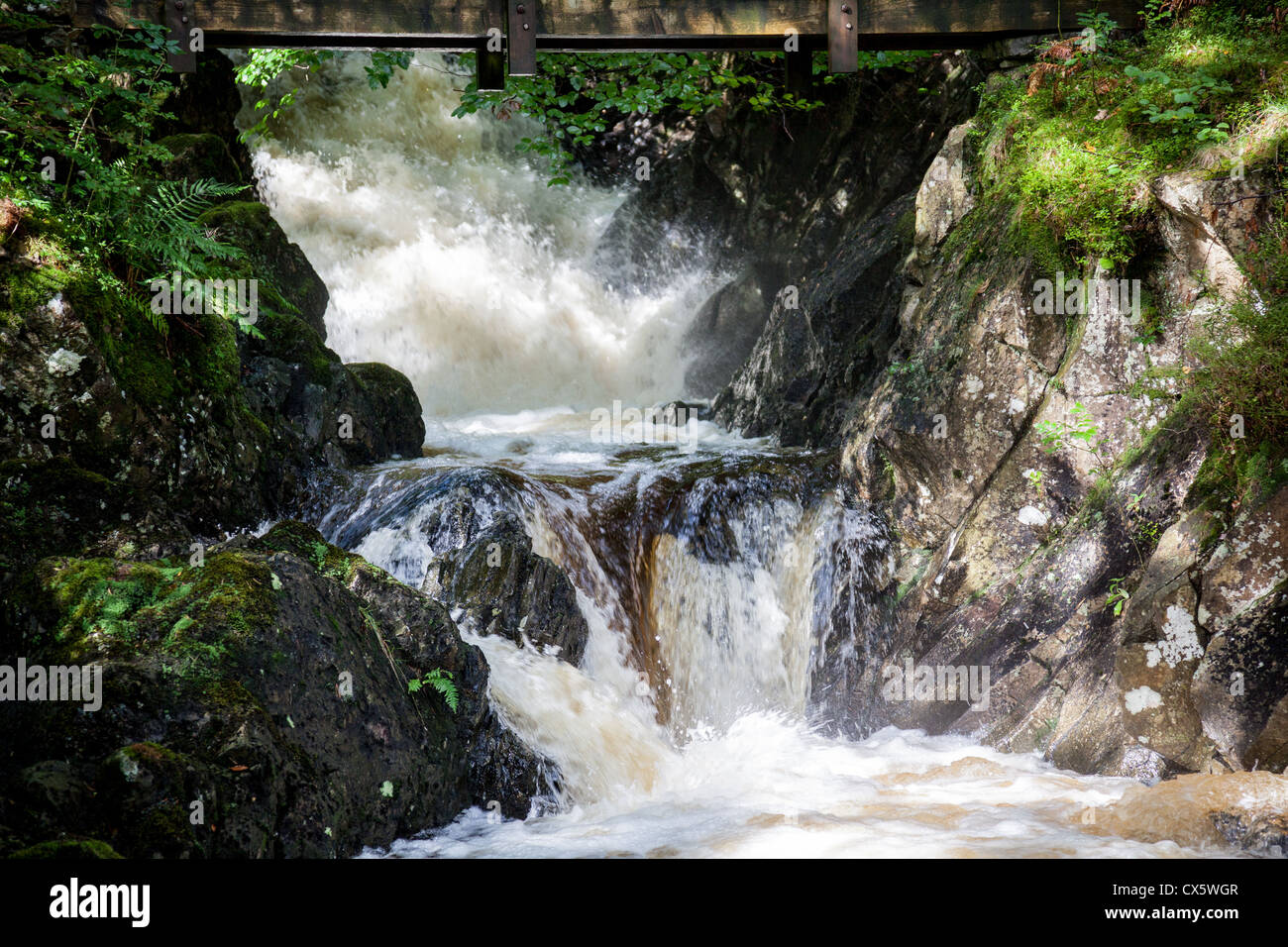 Il flusso rapido di acqua Launchy Gill cadere in Thirlmere, Lake District, Cumbria Foto Stock