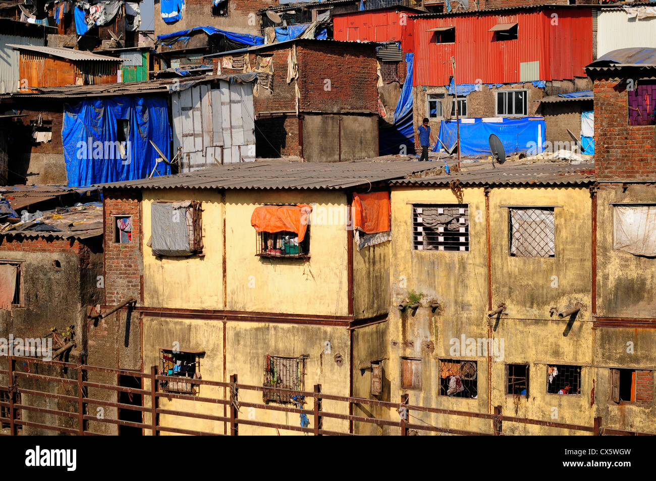 Baraccopoli / slum case a stazione di Bandra, Mumbai, India Foto Stock