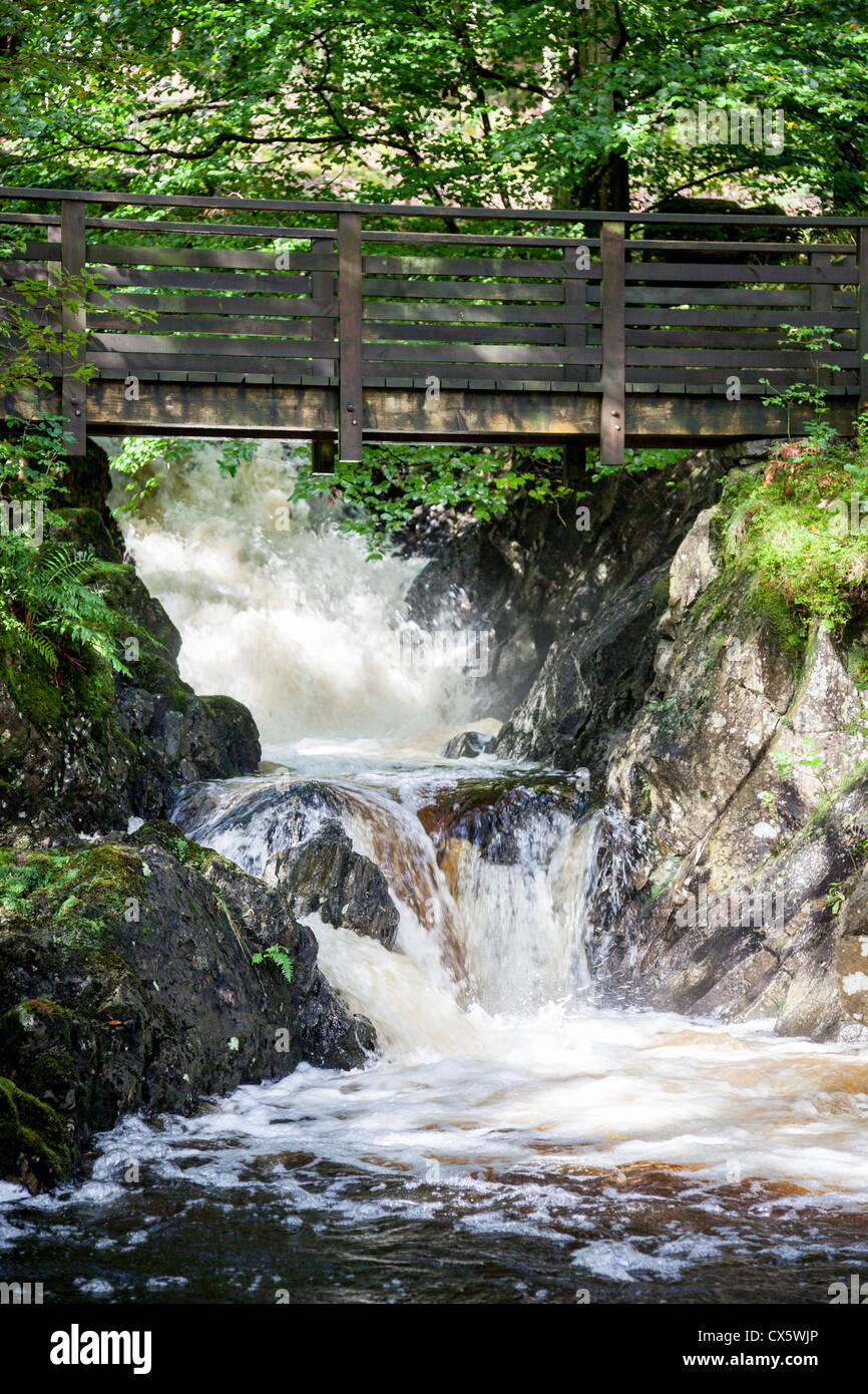 Il flusso rapido di acqua Launchy Gill cadere in Thirlmere, Lake District, Cumbria Foto Stock