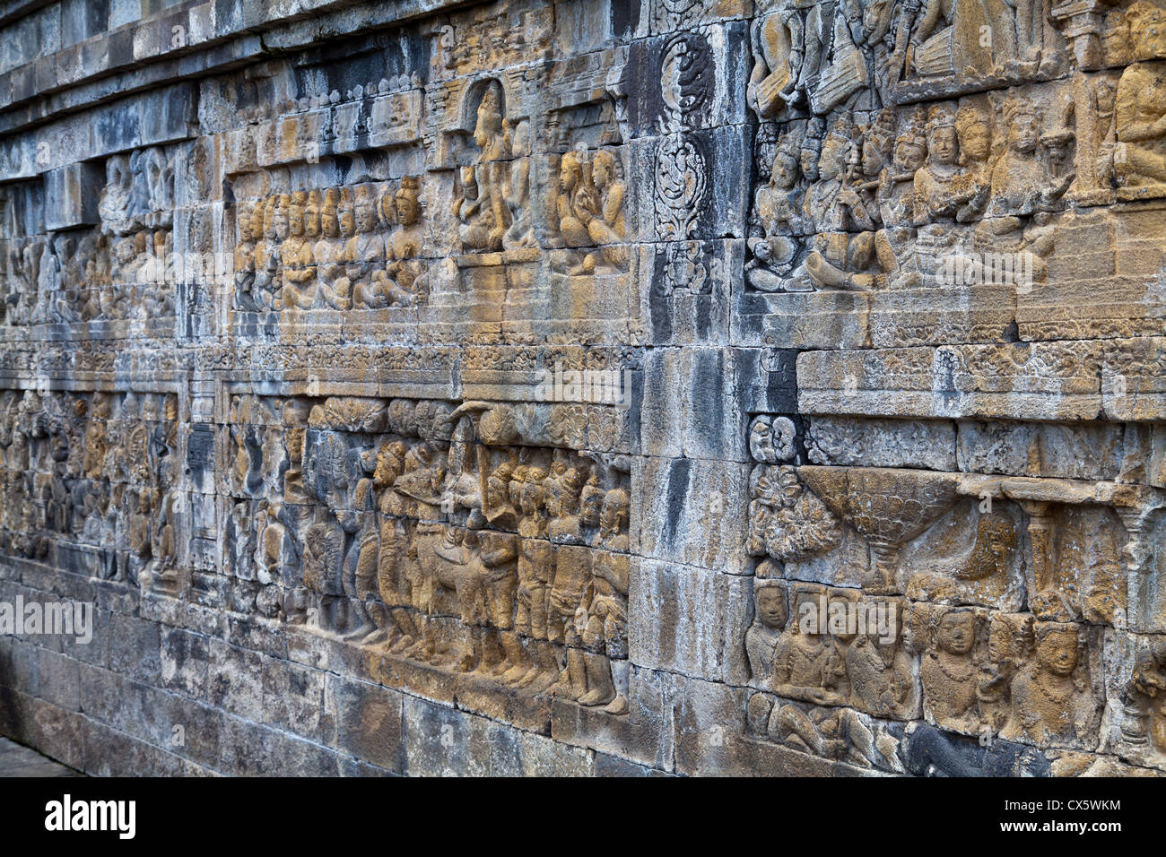 Parete di rilievo sul tempio Buddista Borobudur in Indonesia Foto Stock