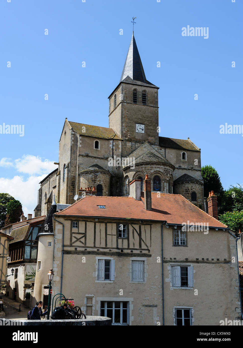 Montmorillon con la chiesa di Notre Dame si trova su di una scogliera rocciosa che si affaccia sul Ponte Vecchio e il fiume Gartempe. Foto Stock