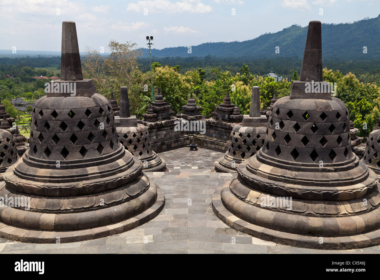 Gli stupa sul tempio Buddista Borobudur in Indonesia Foto Stock