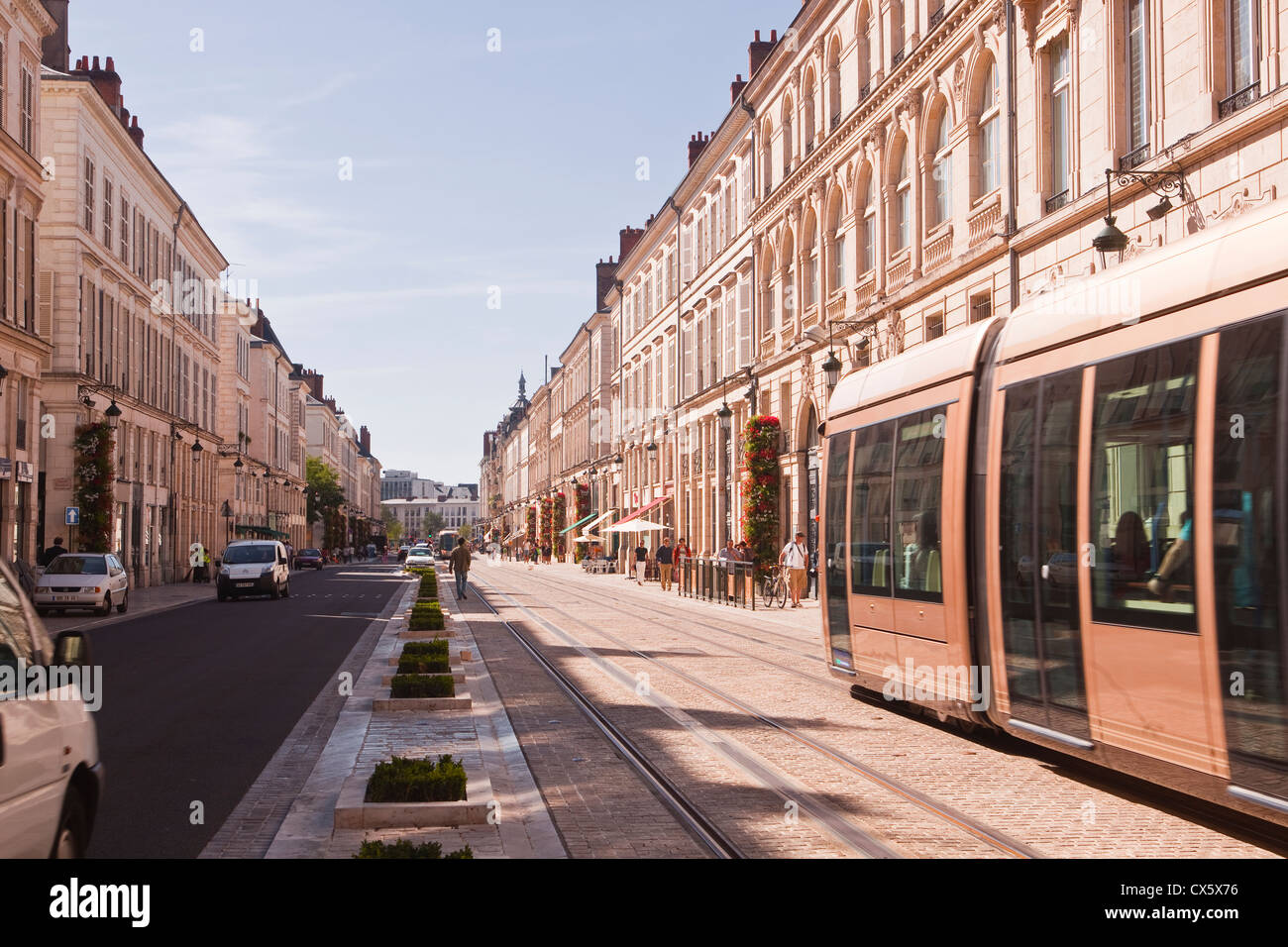 Un tram va giù Rue Jeanne d'Arc in Orleans, Francia Foto Stock