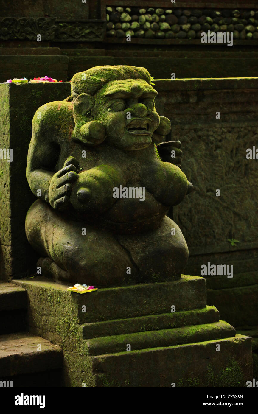 Il tradizionale design balinese statua. Monkey Forest, Bali Foto Stock