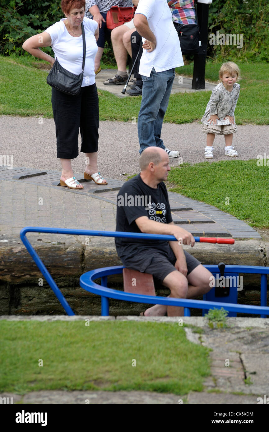 Un simpatico bambina guardando un narrowboat abbassamento all'interno della serratura. foxton locks LEICESTERSHIRE REGNO UNITO Inghilterra Foto Stock