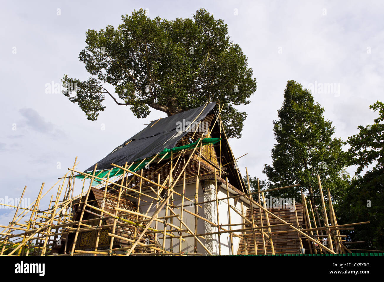 Edificio religioso in fase di ristrutturazione in zona controllata. Foto Stock