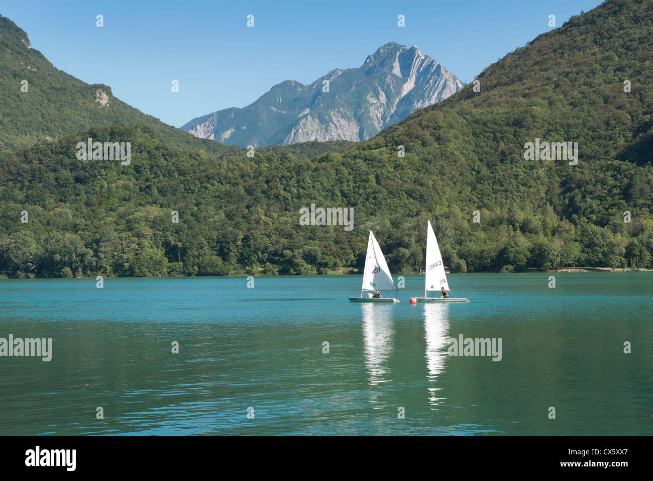 Due imbarcazione a vela in un lago Foto Stock