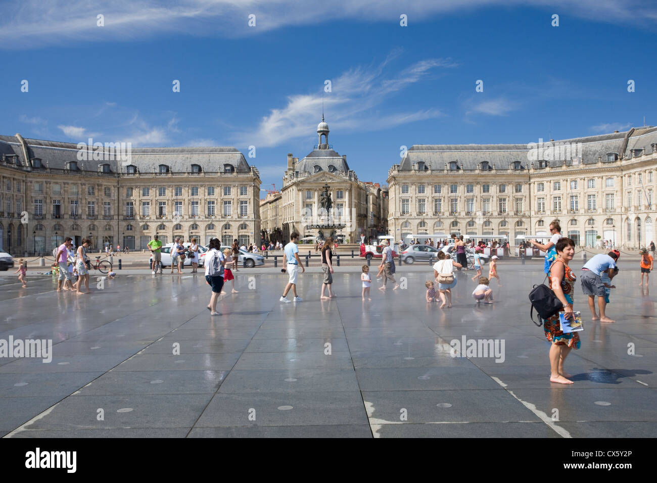 Place de la Bourse e il Miroir d'eau, Bordeaux, Francia Foto Stock