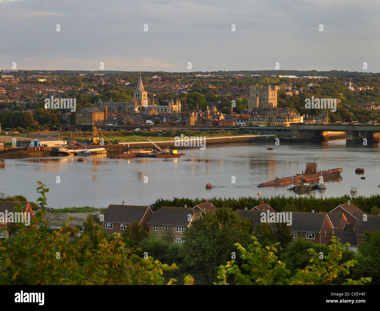 Rochester, Kent. Vista serale attraverso il fiume Medway Foto Stock