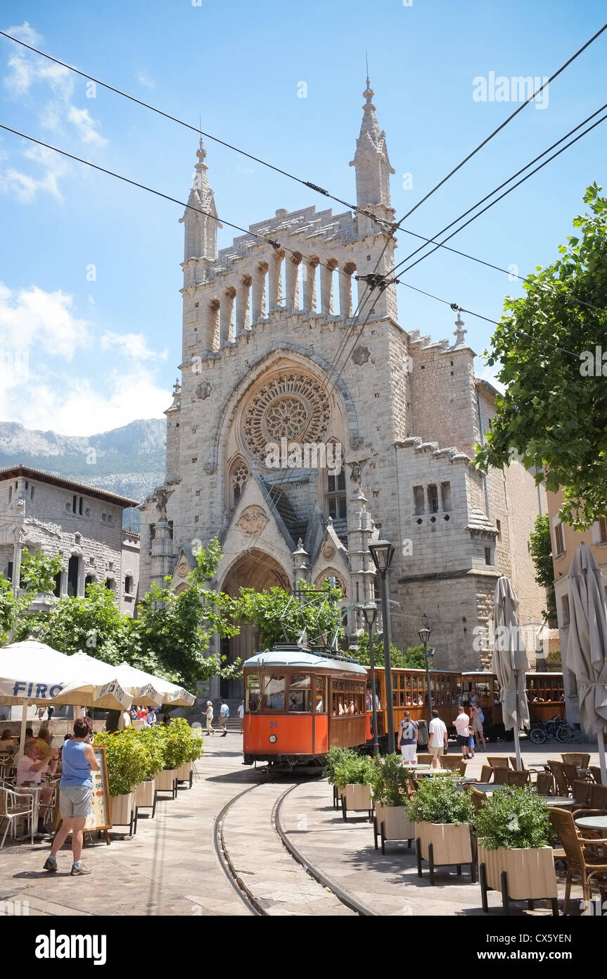 Il Puerto Soller Railway tram in Maiorca passa davanti di Sant Bartomeu Foto Stock