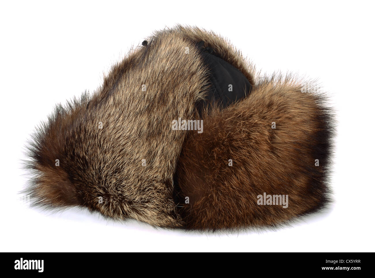 Inverno raccon fur hat isolato su bianco Foto Stock