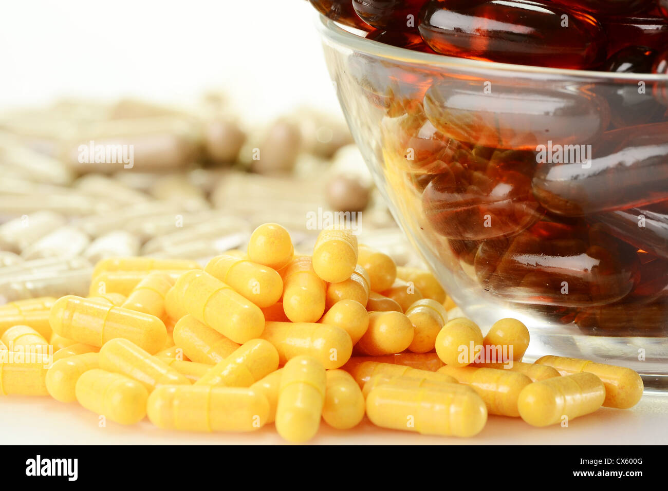 Composizione con supplemento dietetico capsule e contenitori Foto Stock