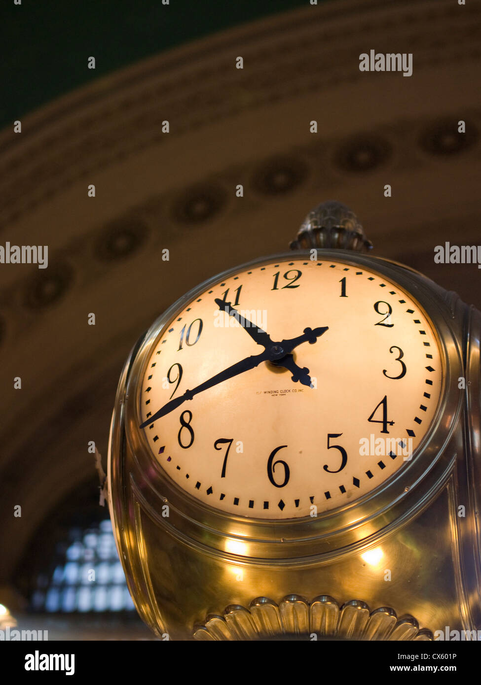 Un orologio illuminato in Grand Central Station, New York New York, Stati Uniti Foto Stock
