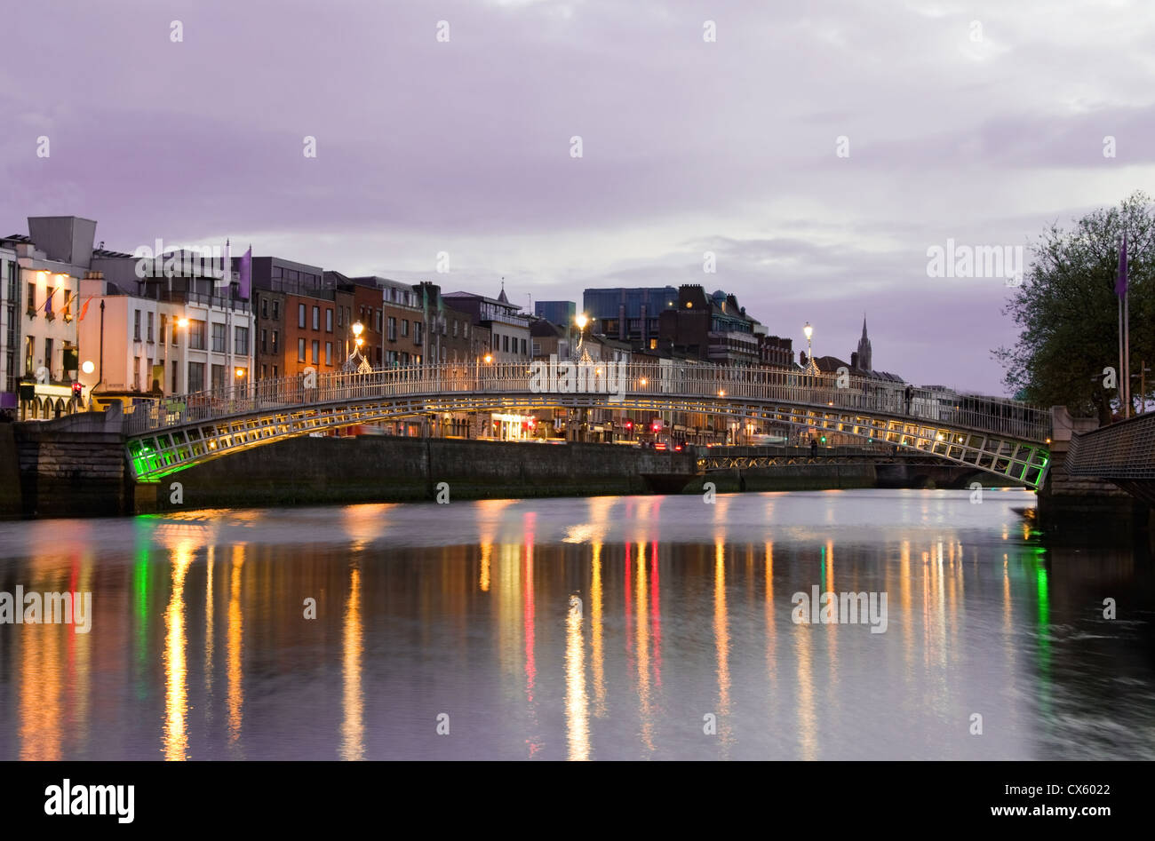 Il Hapenny (Ha'penny) Ponte - Dublino famoso punto di riferimento. Al tramonto. Foto Stock