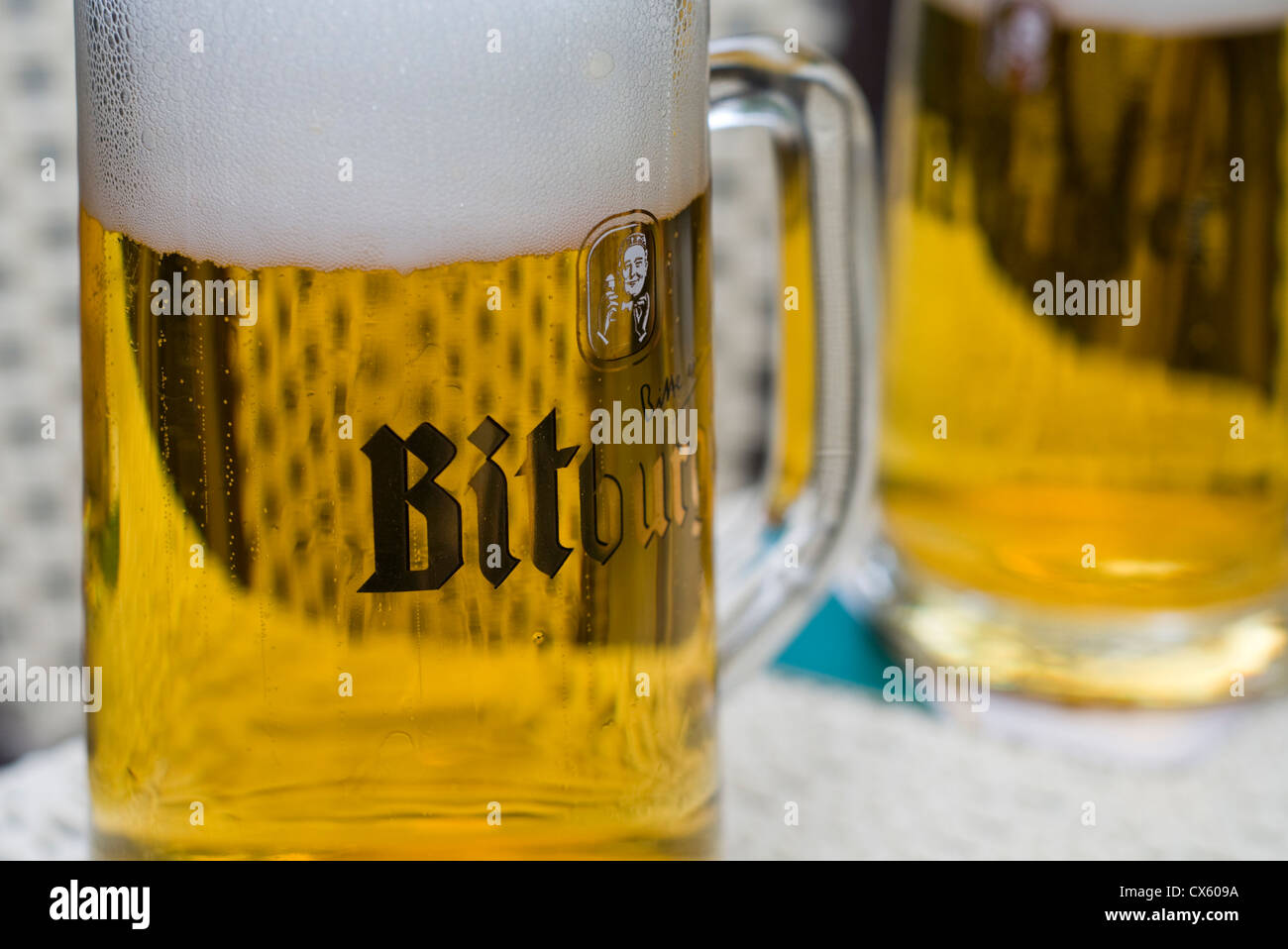 Due bicchieri di tedesco Bitburger birra su di una tabella Foto Stock