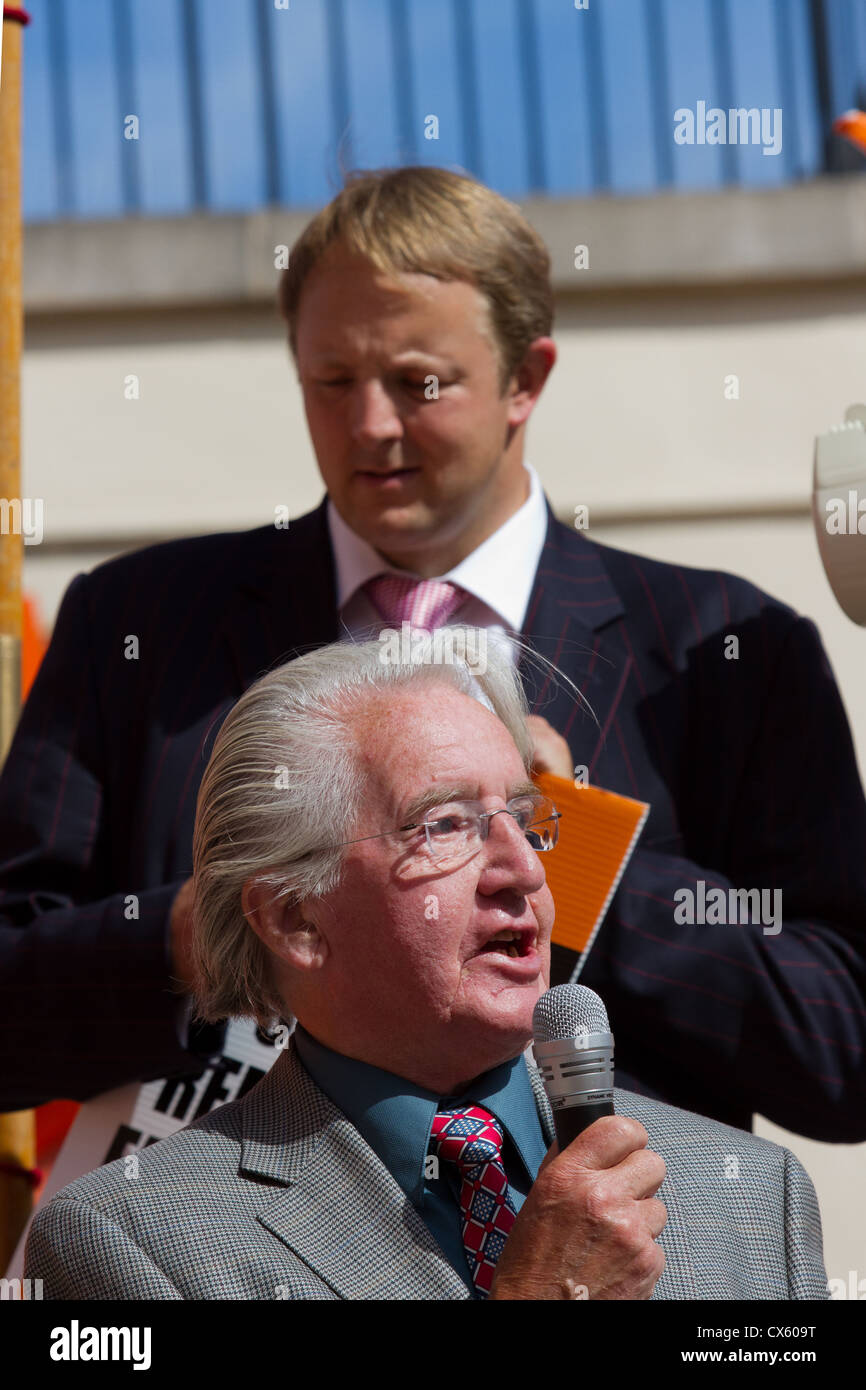 Dennis Skinner MP parlando a sostegno dei lavoratori alla Remploy a Chesterfield. Toby Perkins MP guarda su Foto Stock