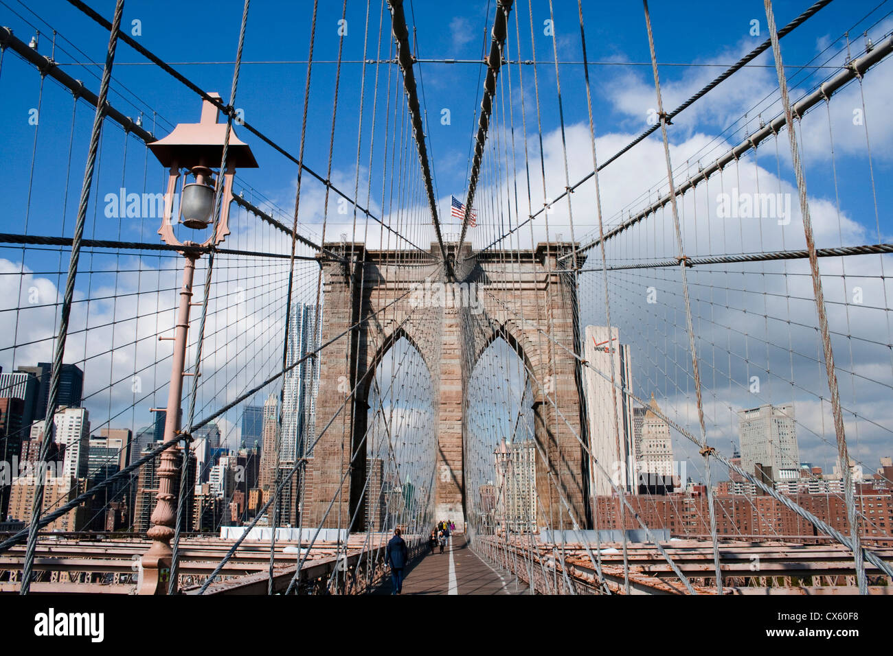 Un ampio angolo di inquadratura del ponte di Brooklyn Bridge evidenziando le maglie dei cavi di sospensione Foto Stock