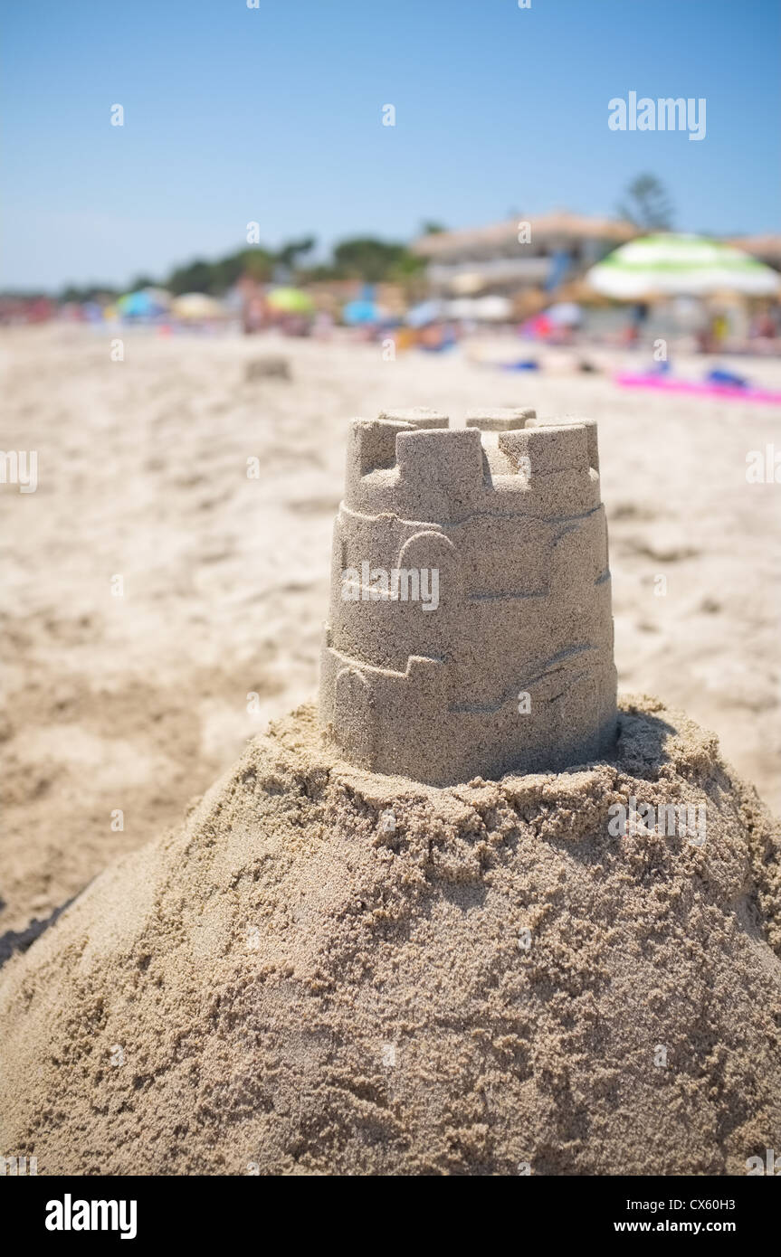 Un castello di sabbia si siede sul tumulo di sabbia su una spiaggia assolata a Maiorca Foto Stock