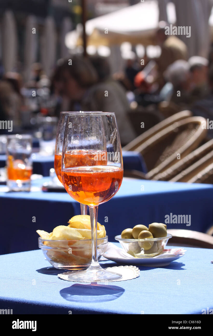 Aperol bicchieri a un cafe' all'aperto in Piazza delle Erbe a Verona, Veneto, Italia Foto Stock