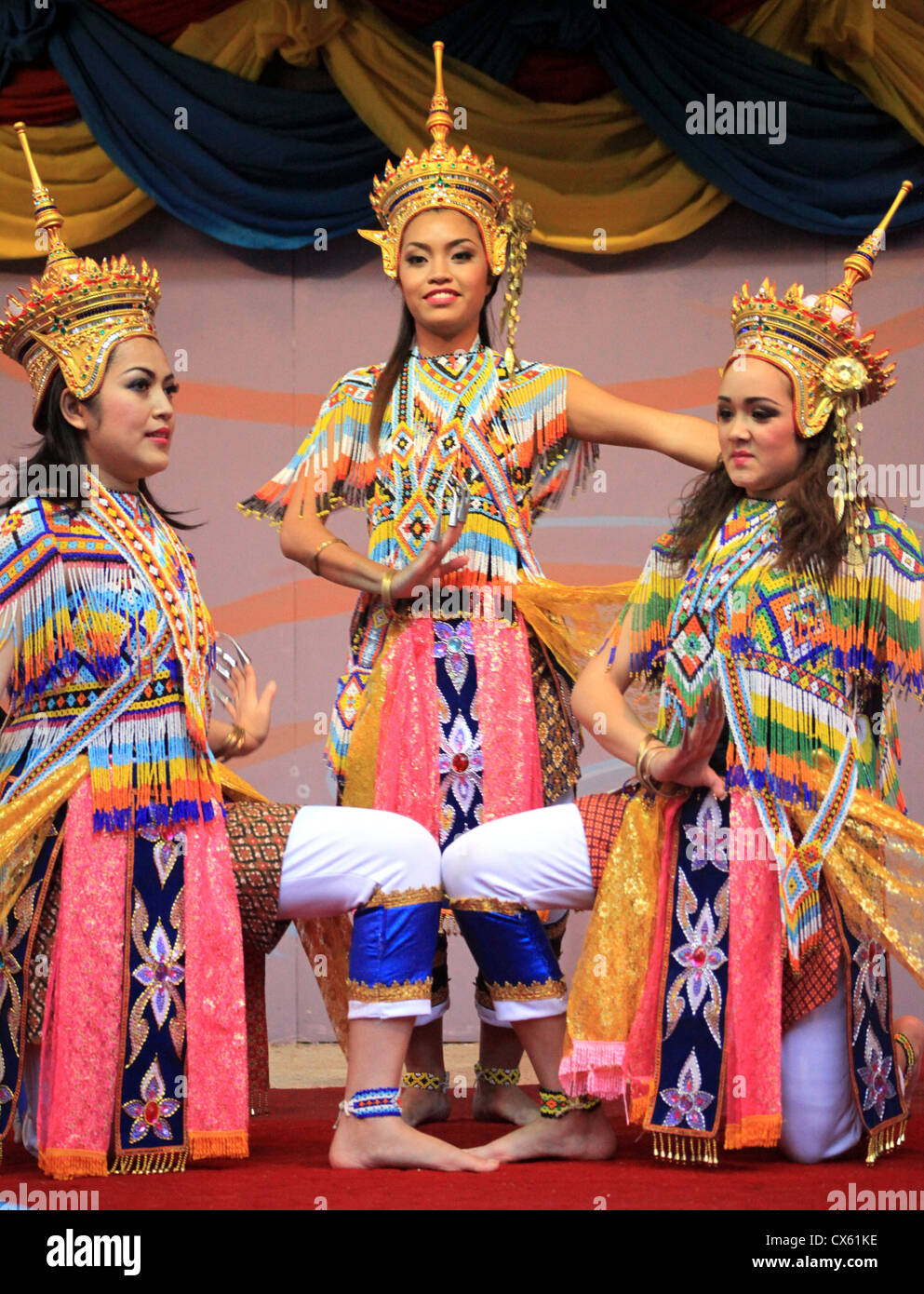 Danzatrici tailandesi in costumi tradizionali durante il Loy Krathong Festival presso Wat Buddhapadipa tempio, Wimbledon, Londra Foto Stock