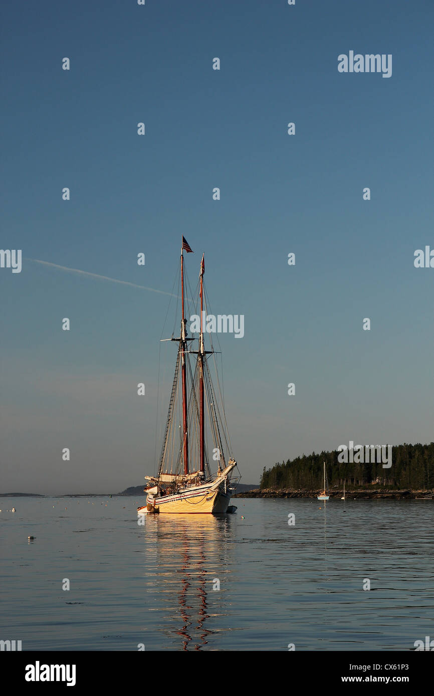 Una barca a vela in Port Clyde, Maine, nelle prime ore del mattino Foto Stock