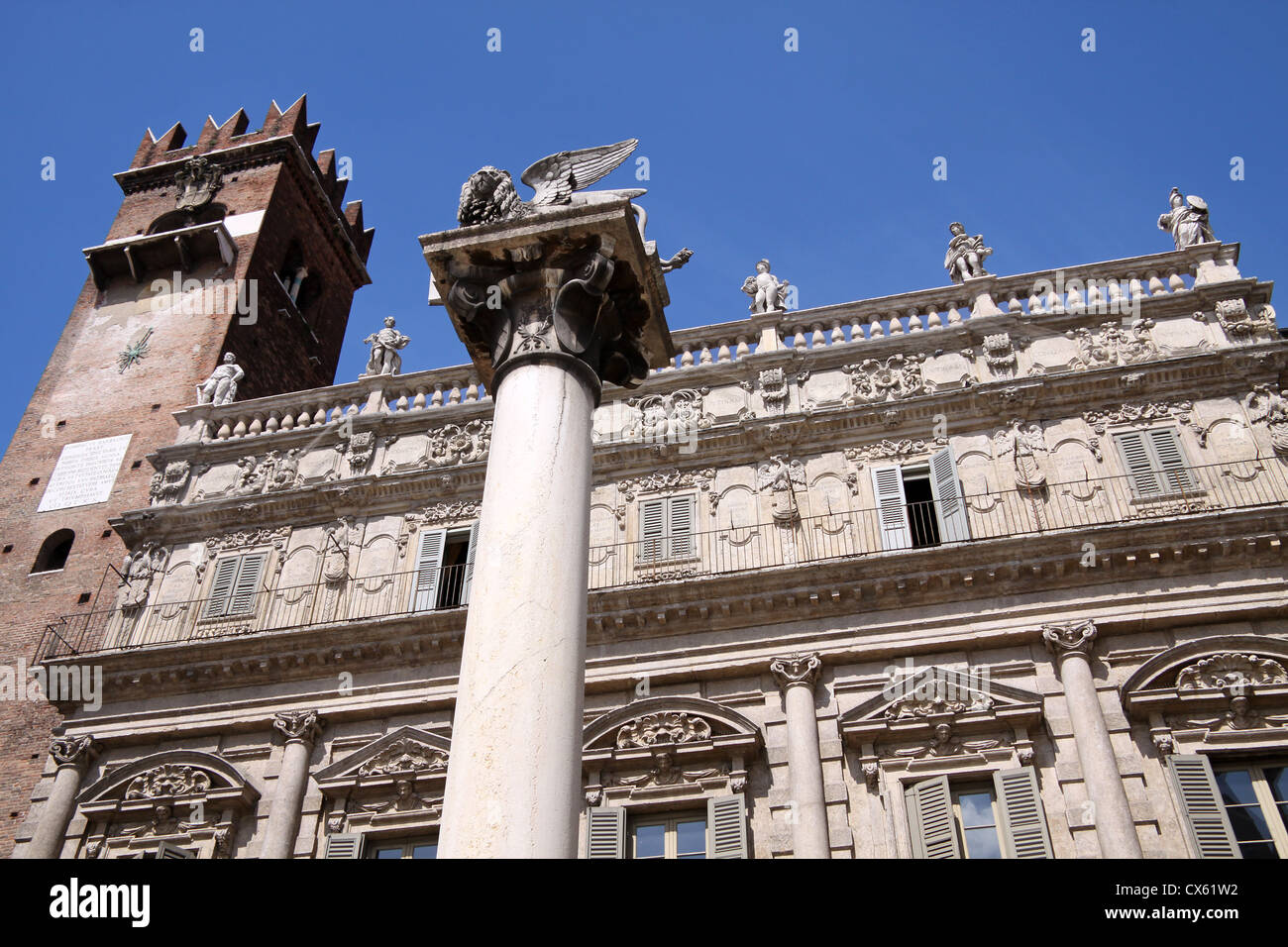 Orologio medievale Torre Gardello e colonna di marmo con il leone alato di San Marco a Verona, Veneto, Italia Foto Stock