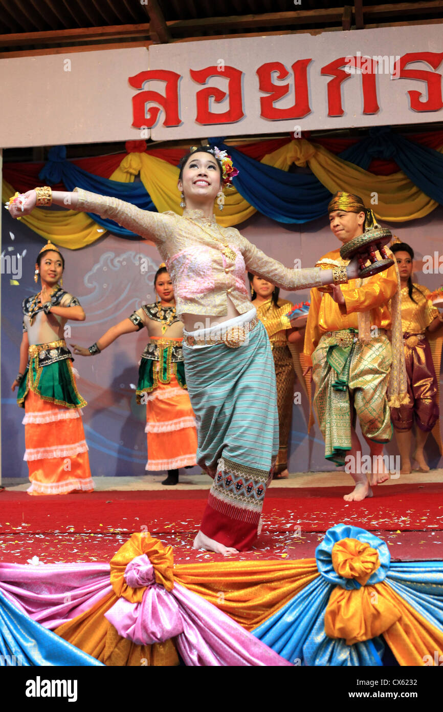 Danzatrici tailandesi in costumi tradizionali durante il Loy Krathong Festival presso Wat Buddhapadipa tempio, Wimbledon, Londra Foto Stock