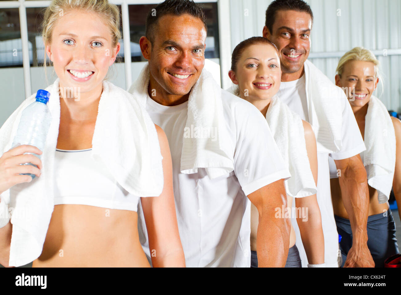 Un gruppo di giovani ritratto in palestra Foto Stock