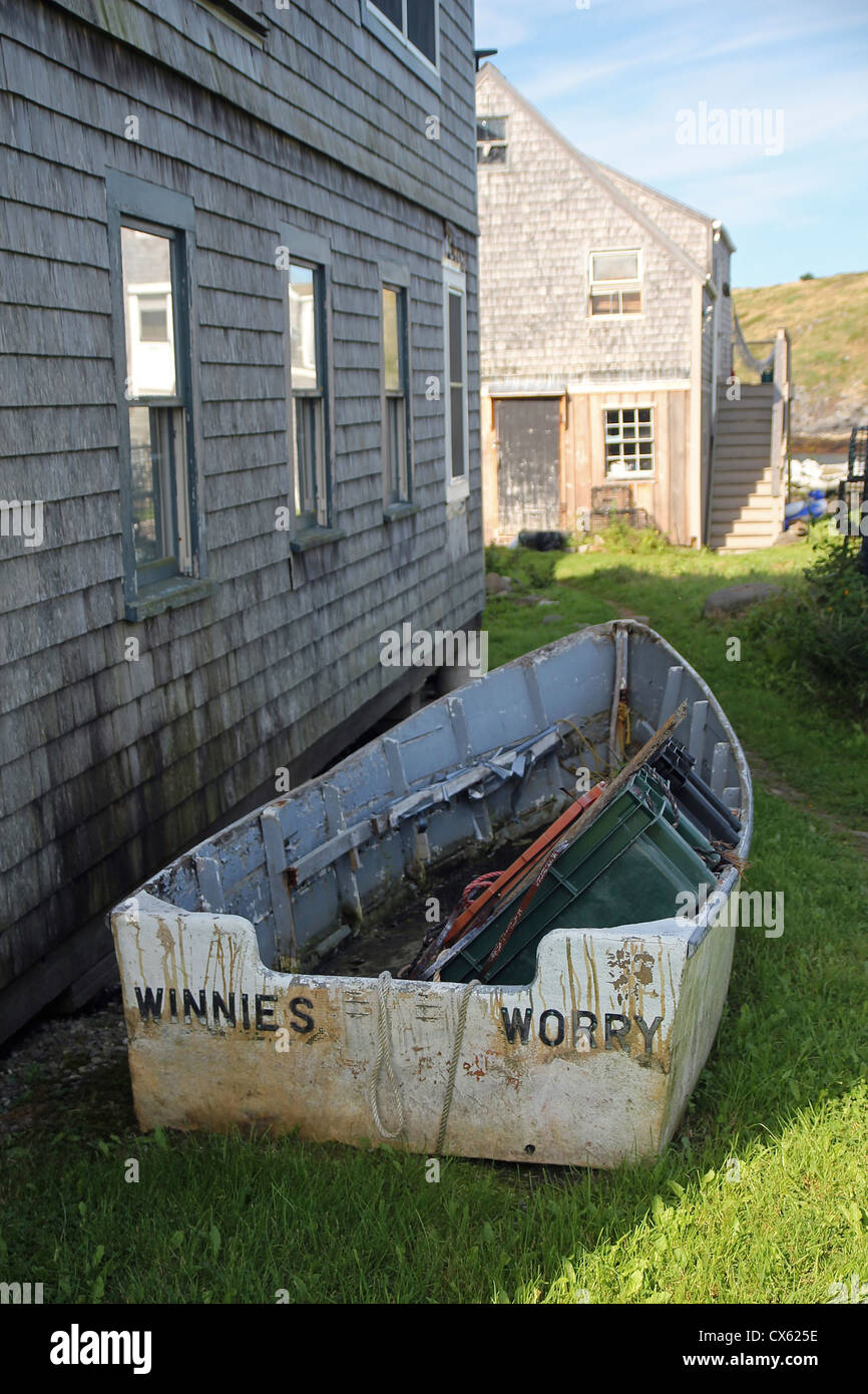 Una vecchia barca, "Winnie di preoccupare" sull'erba su Monhegan Island, Maine Foto Stock