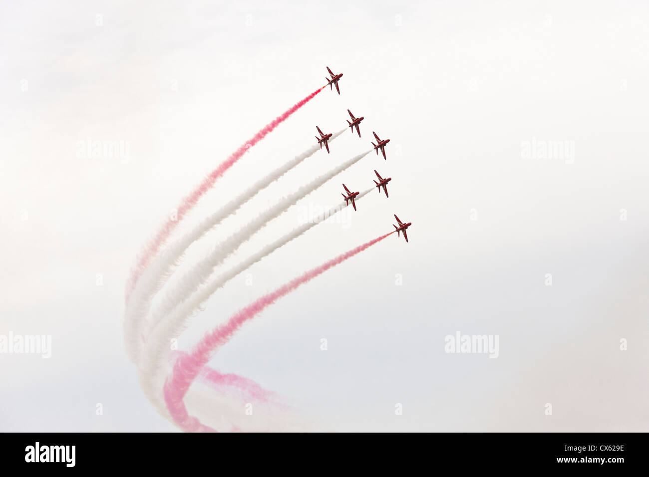 La RAF frecce rosse Hawk team di visualizzazione nel memoriale speciale formazione in onore di due piloti che sono stati uccisi nel 2011. JMH6094 Foto Stock