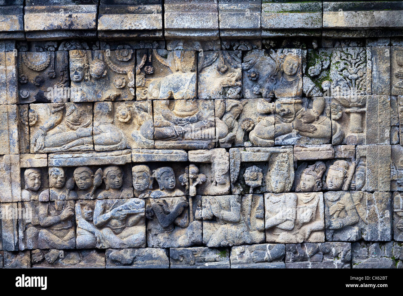 Parete di rilievo sul tempio Buddista Borobudur in Indonesia Foto Stock