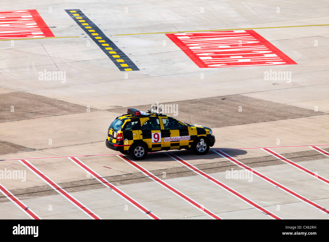 Gestione a terra di aerei, il maresciallo, follow me auto, all'Aeroporto Internazionale di Düsseldorf. In Germania, in Europa. Foto Stock