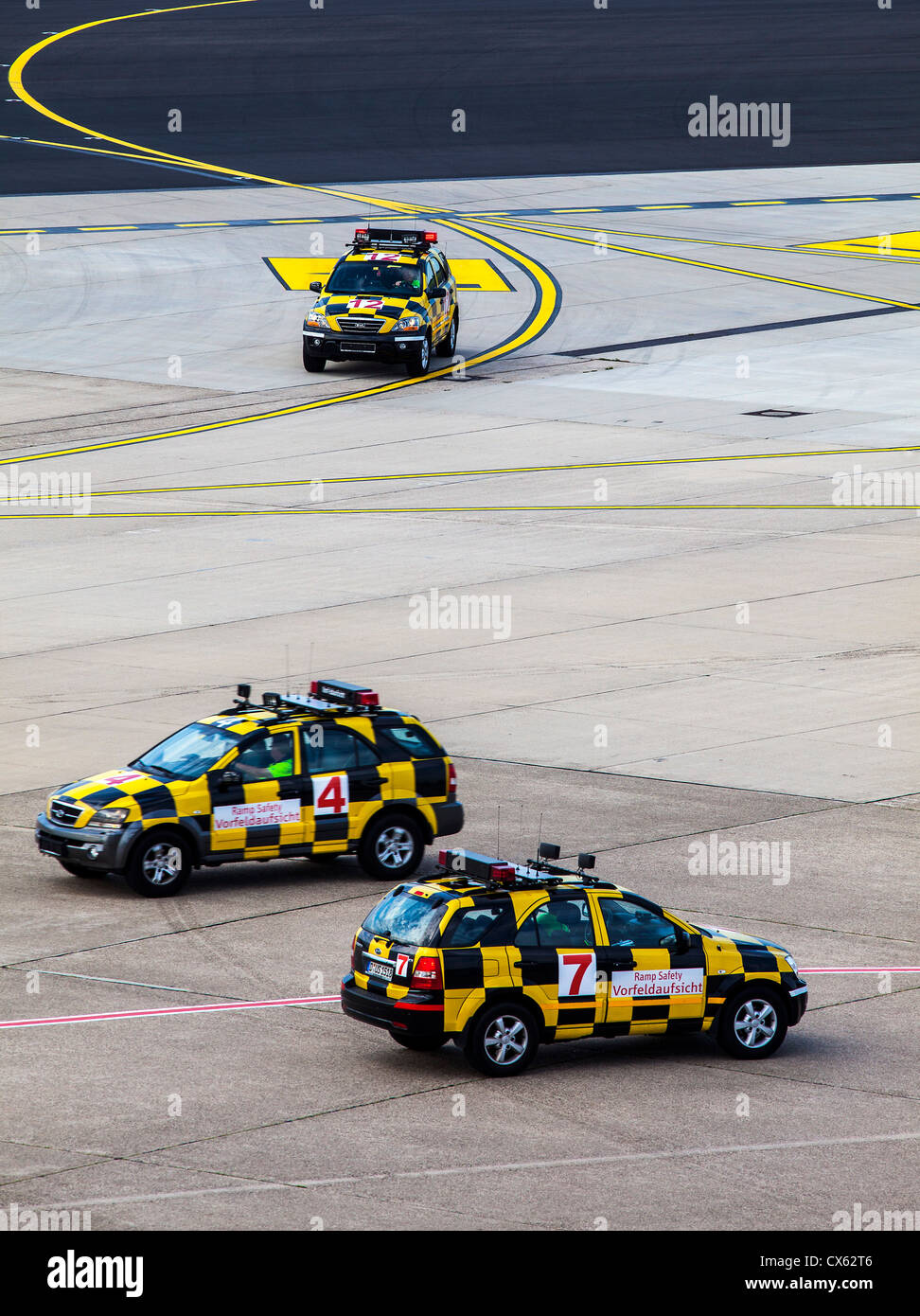 Gestione a terra di aerei, il maresciallo, follow me auto, all'Aeroporto Internazionale di Düsseldorf. In Germania, in Europa. Foto Stock