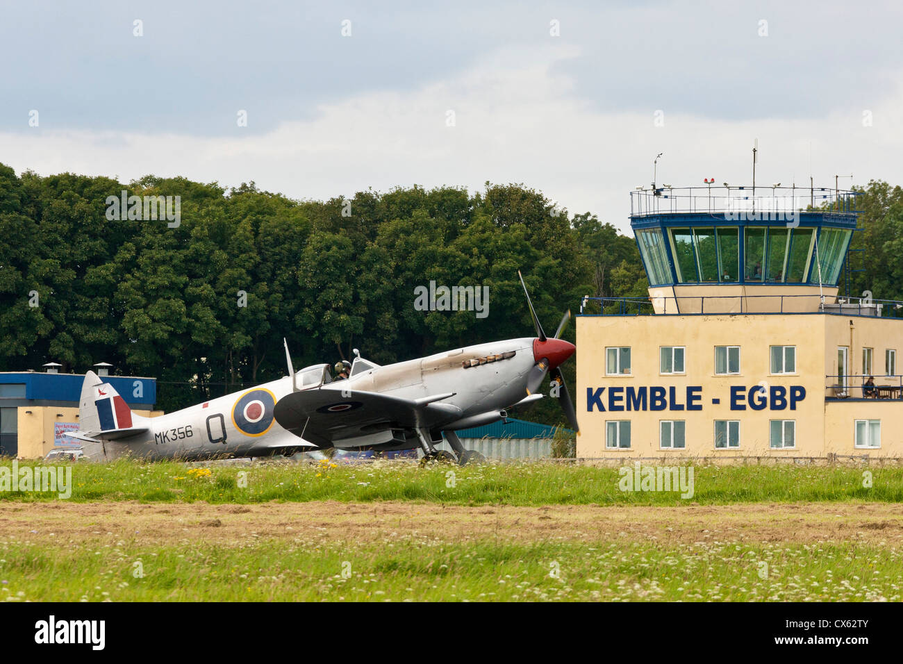 Vickers Supermarine Spitfire aerei sulla pista passando il Kemble EGBP torre di controllo. JMH6104 Foto Stock