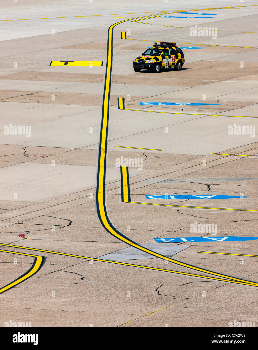 Gestione a terra di aerei, il maresciallo, follow me auto, all'Aeroporto Internazionale di Düsseldorf. In Germania, in Europa. Foto Stock