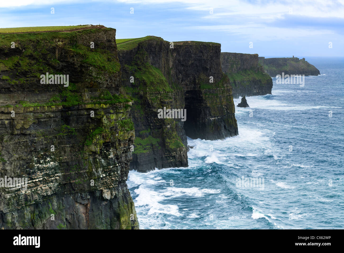 Le Scogliere di Moher sono situati in corrispondenza del bordo sudoccidentale del Burren regione nella contea di Clare, Irlanda. Salgono a 120 metri abo Foto Stock