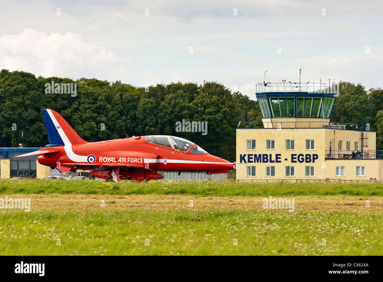 RAF Hawk frecce rosse team display aereo sulla pista passando il Kemble EGBP torre di controllo. JMH6105 Foto Stock
