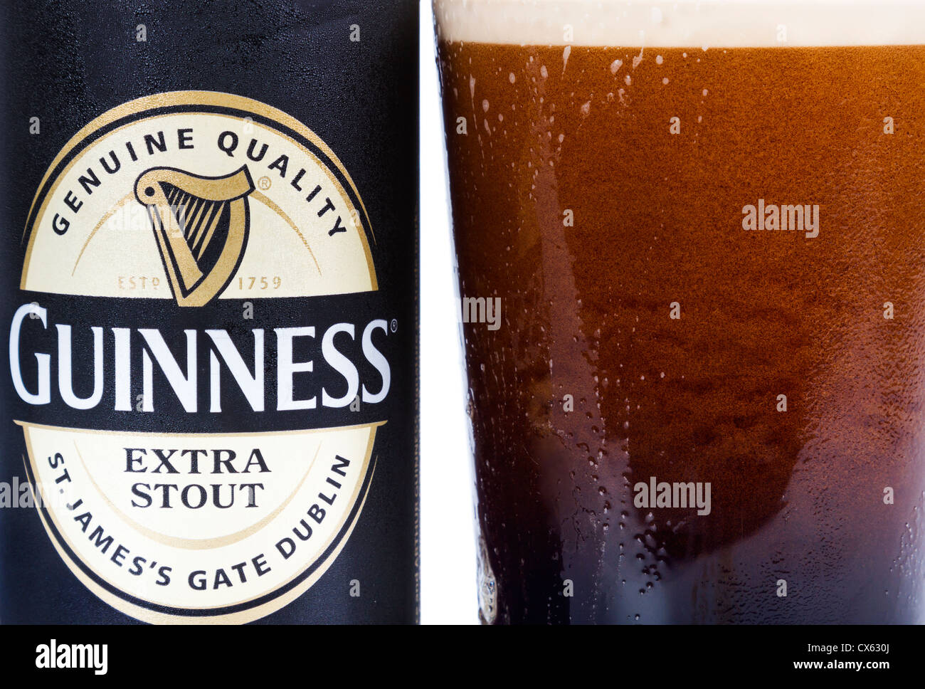 Dublino, Irlanda - 12 settembre 2012. Questo è un prodotto di studio shot di una lattina di Guinness stout accanto a un bicchiere di spillata di fresco Foto Stock