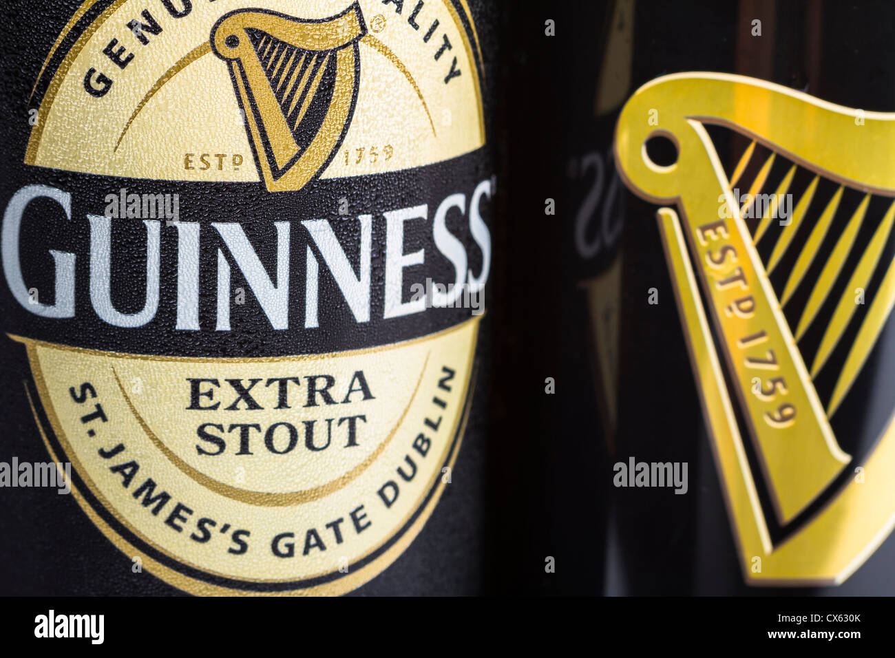 Dublino, Irlanda - 12 settembre 2012. Questo è un prodotto di studio shot di una lattina di Guinness stout accanto a un altro possibile di Guinness D Foto Stock
