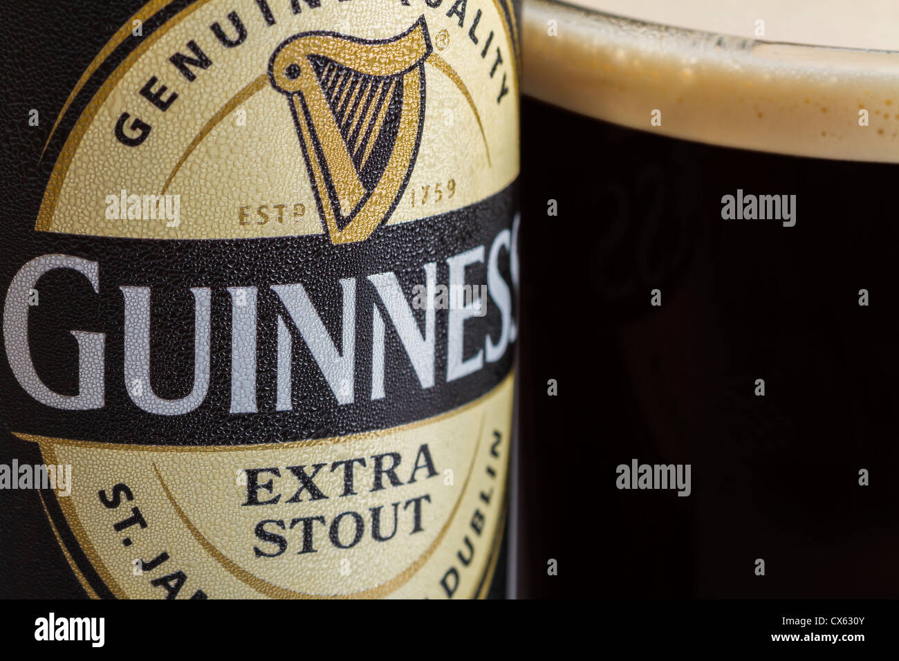 Dublino, Irlanda - 12 settembre 2012. Questo è un prodotto di studio shot di una lattina di Guinness stout accanto a un bicchiere di spillata di fresco Foto Stock