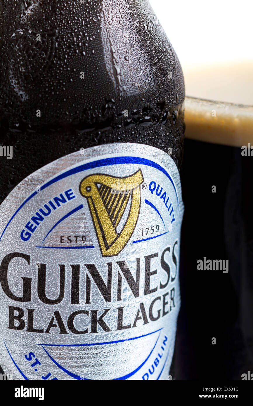 Dublino, Irlanda - 12 settembre 2012. Questo è un prodotto di studio shot di una lattina di Guinness lager nero accanto a un bicchiere di fresco Foto Stock