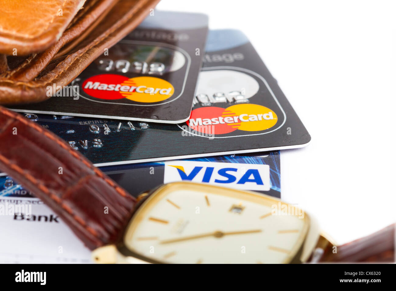 Dublino, Irlanda - 12 settembre 2012. Si tratta di un studio shot di 2 schede master e una Visa Debit Card accanto a un portafoglio in pelle una Foto Stock