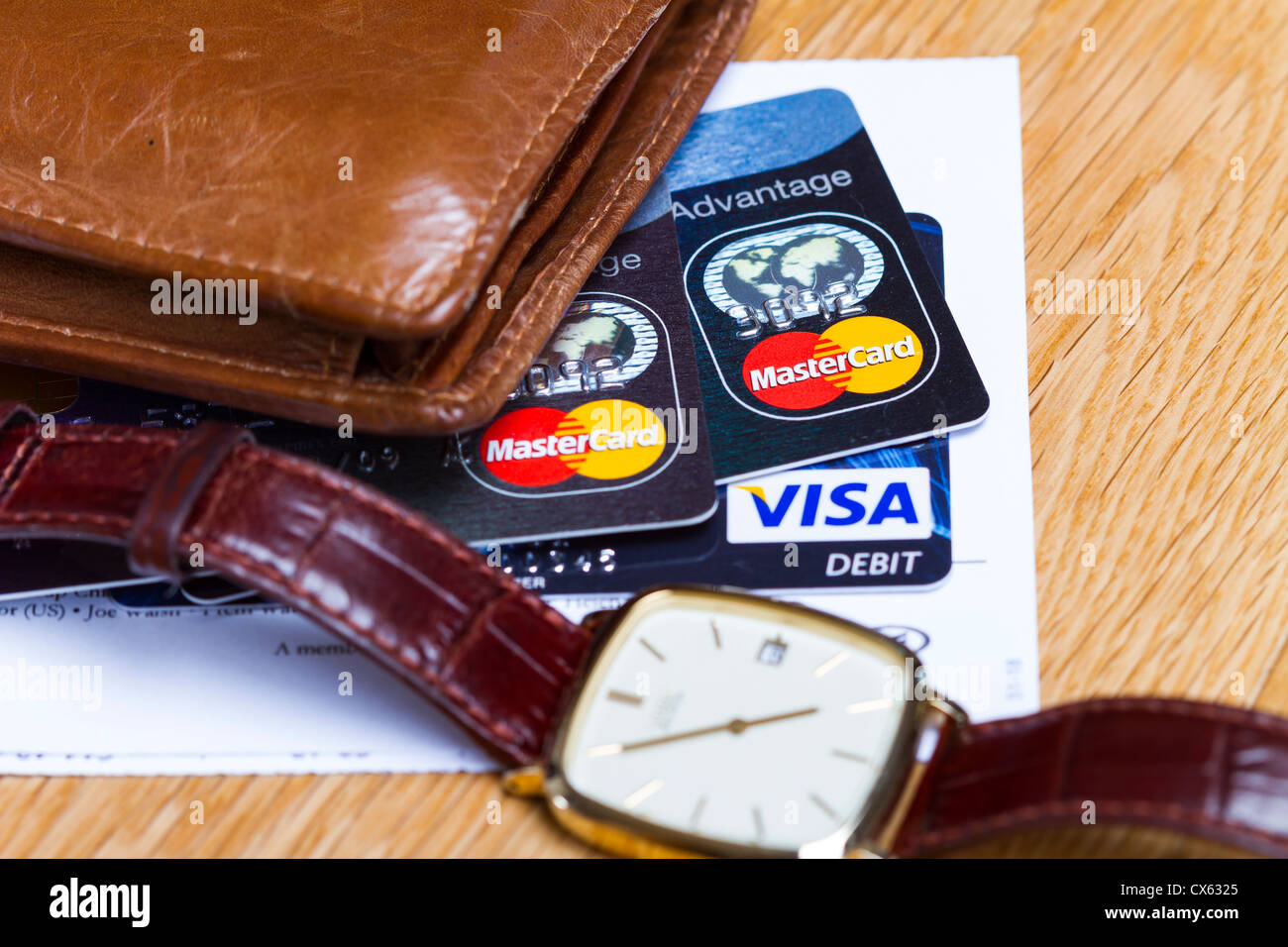 Mastercard e Visa Debit Card insieme con un portafogli e un orologio Foto Stock