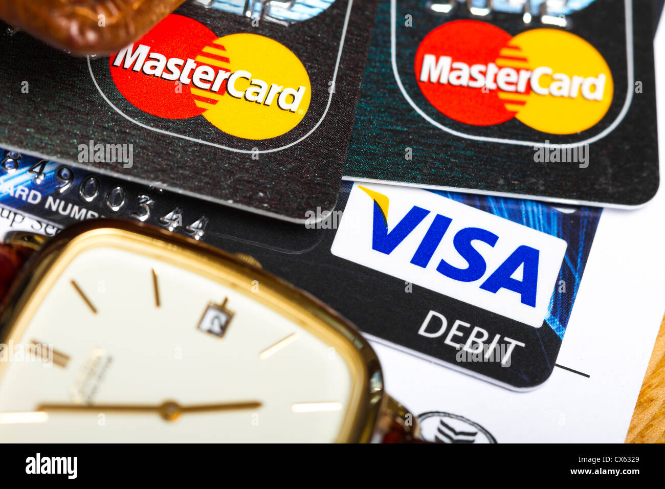 Dublino, Irlanda - 12 settembre 2012. Si tratta di un studio shot di 2 schede master e una Visa Debit Card accanto a un cittadino guardare. Foto Stock