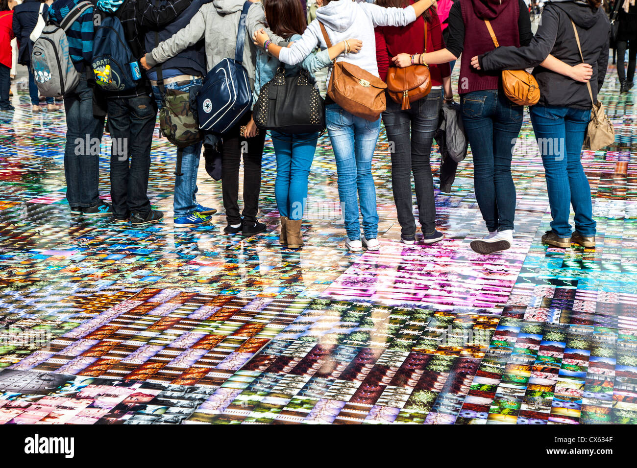 Photokina, mondi principali di imaging, fair trade show per la fotografia. Grande installazione di Lomography foto sul pavimento. Foto Stock