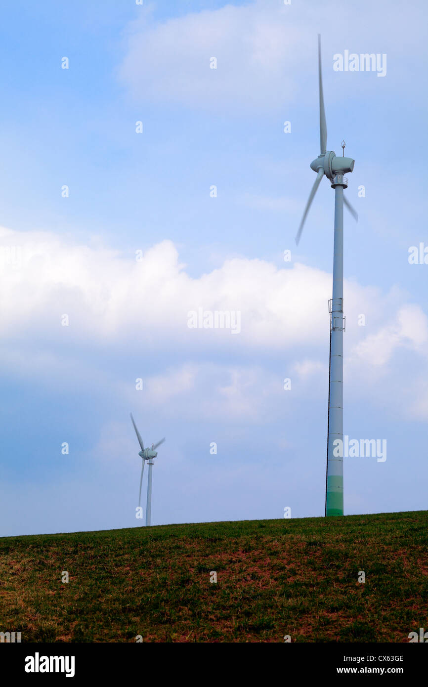 Le turbine eoliche in un campo nei pressi di Prüm, Renania-Palatinato, Germania. Serata primaverile. Foto Stock