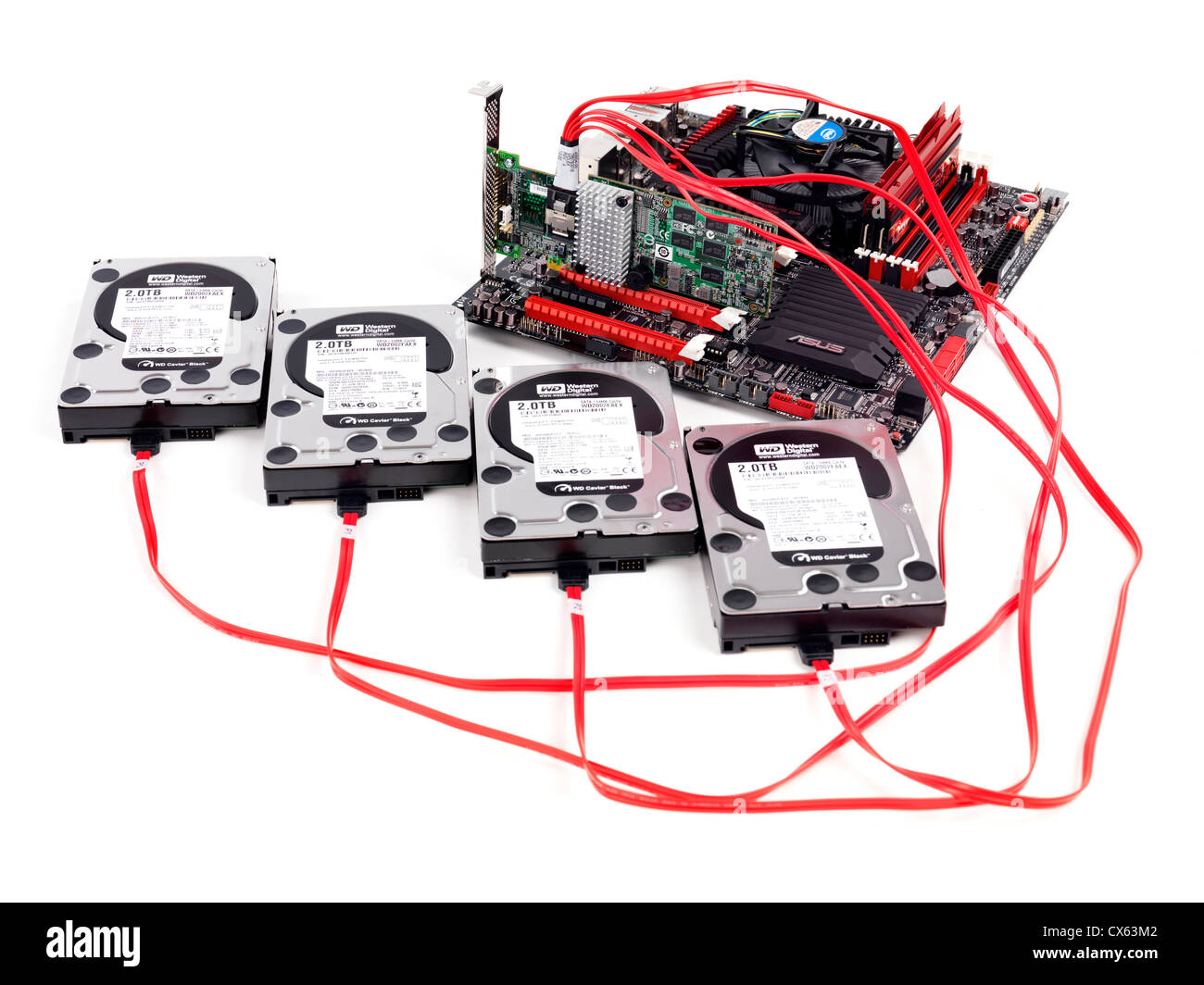 Dischi rigidi collegati alla scheda madre del computer con un controller RAID isolati su sfondo bianco Foto Stock