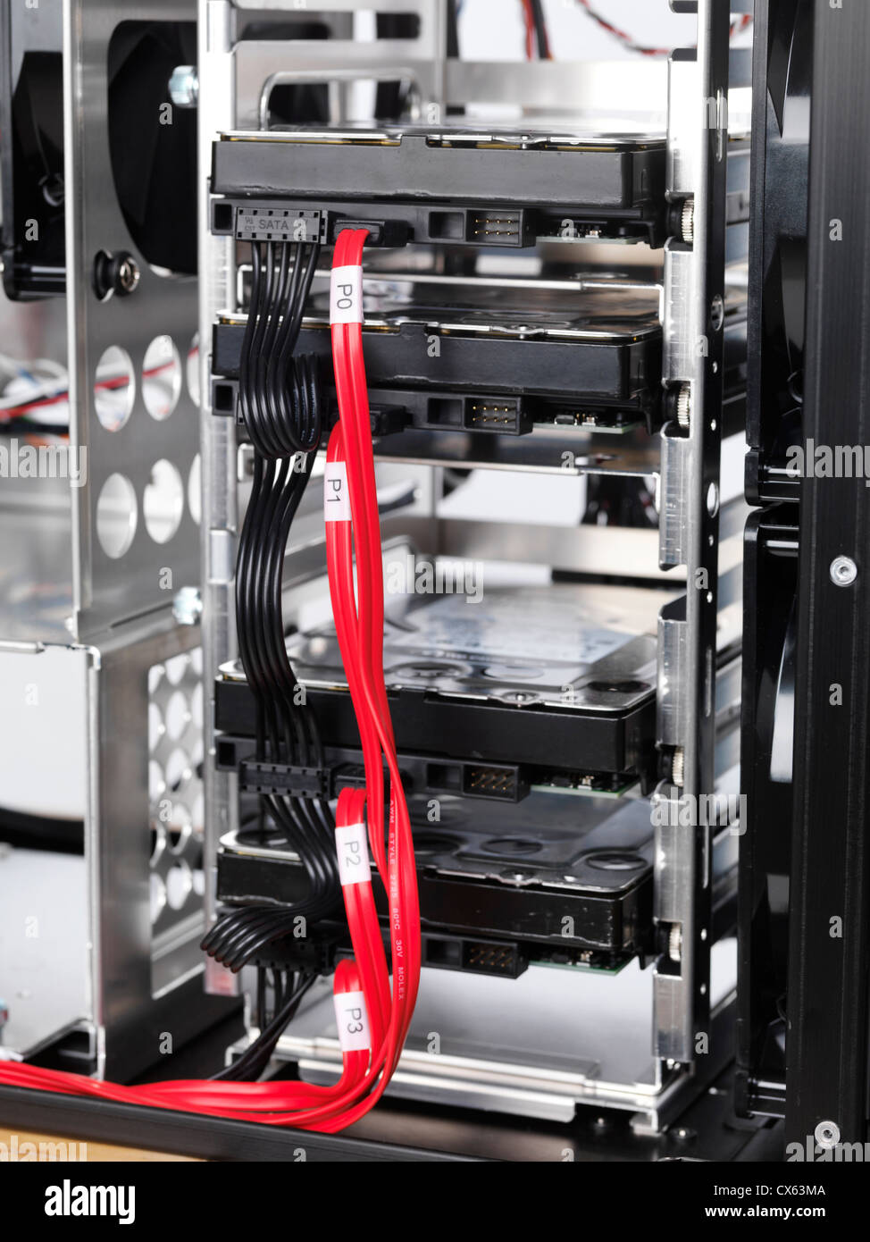 Unità disco rigido del computer in alloggiamenti per unità disco rigido RAID disk array closeup Foto Stock