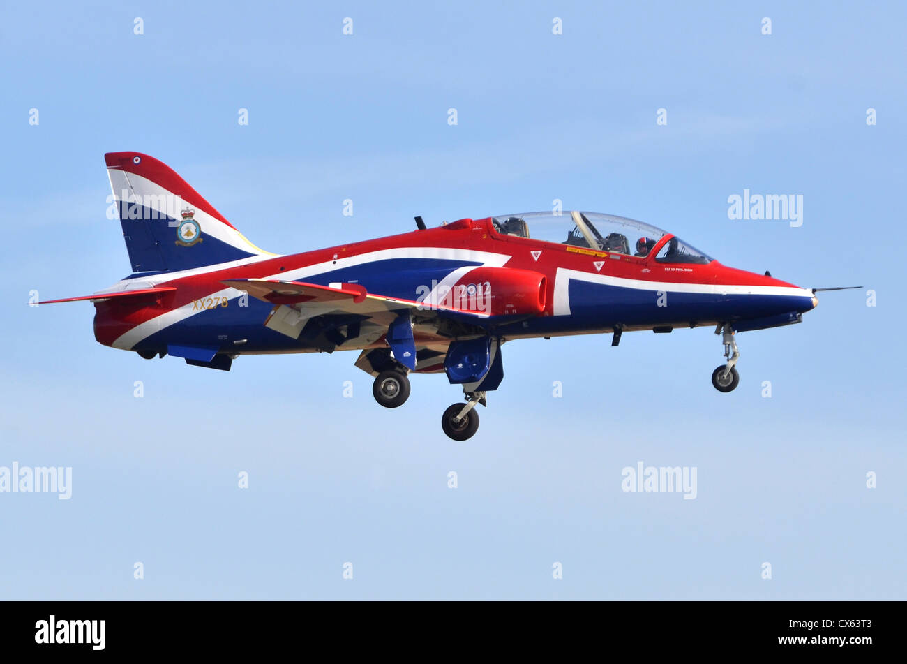 Hawk T1, nel Giubileo Union Jack schema colore, azionato dalla RAF sulla rotta di avvicinamento per l'atterraggio a Duxford Airshow 2012 Foto Stock