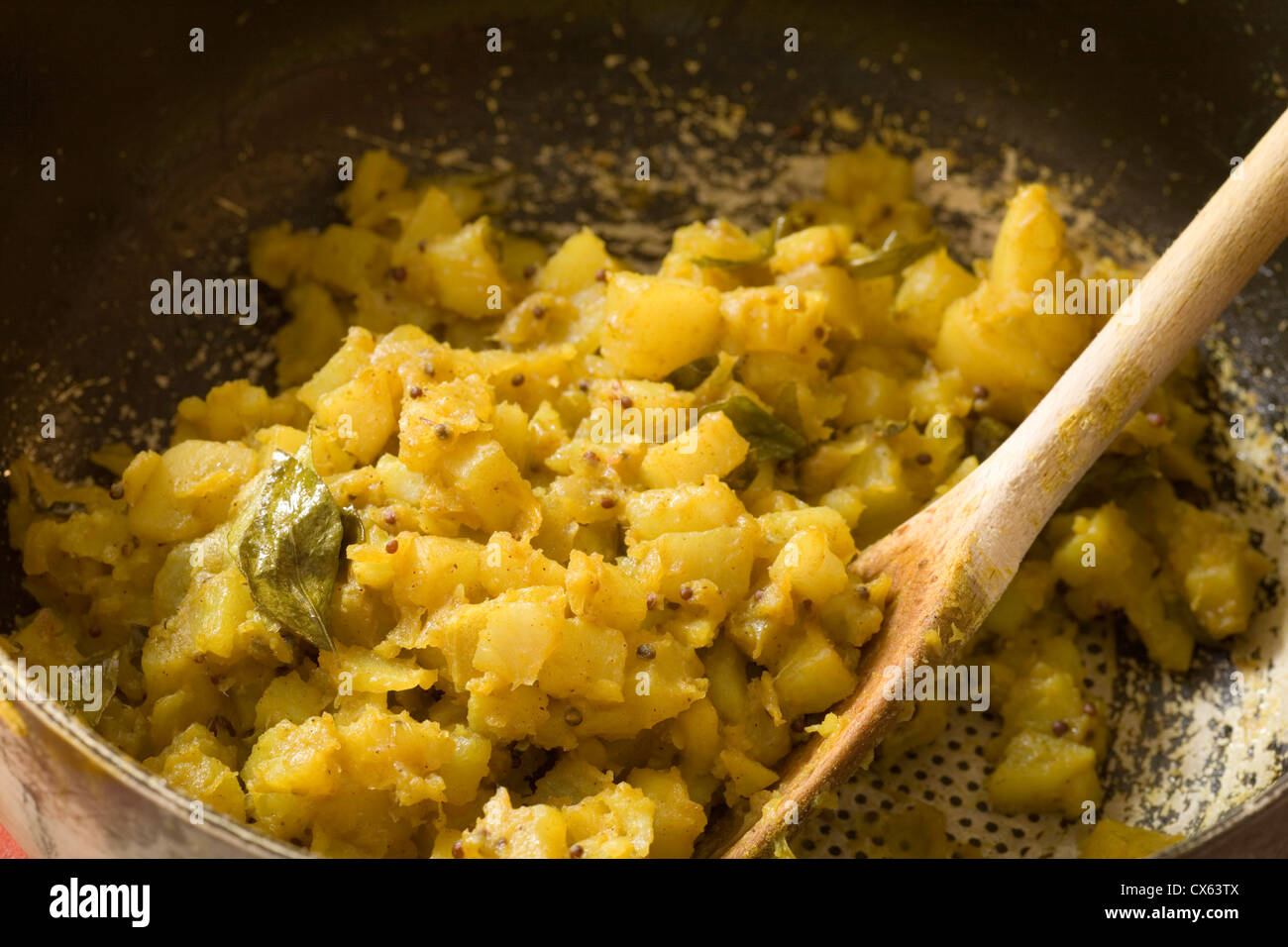 Sud indiane Masala patate, il riempimento per Masala DOSA Foto Stock